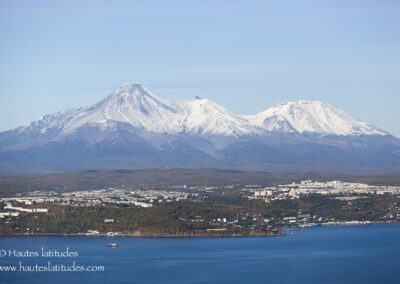 Volcan Avacha et la ville de Petropavlovsk-Kamtchatski